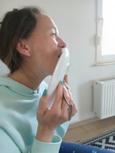 Schneggi leckt Teller ab