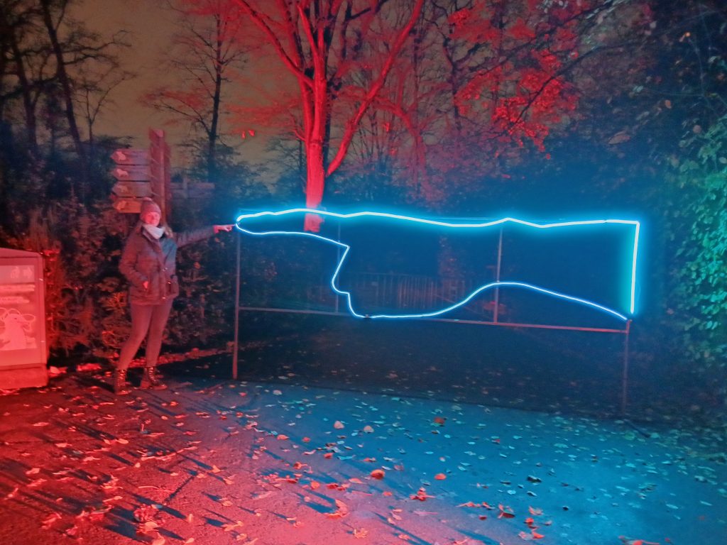 Zoolichter Duisburg Schneggi mit Wegweiser