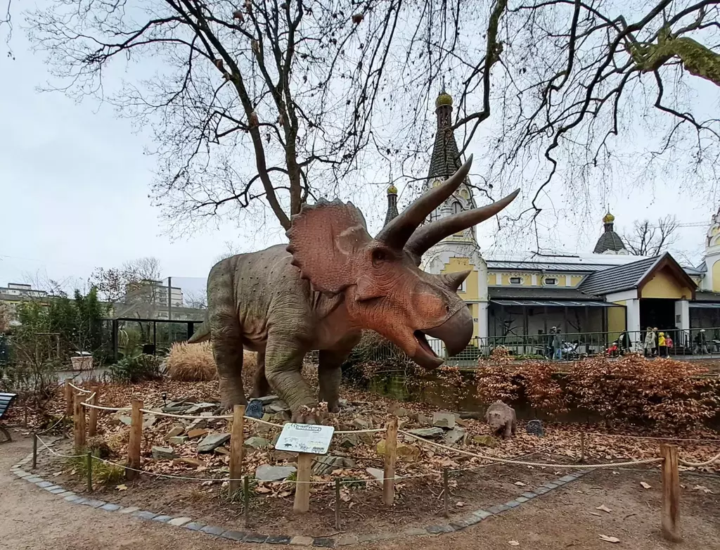 Zoo Köln Dinoworld Triceratops alleine
