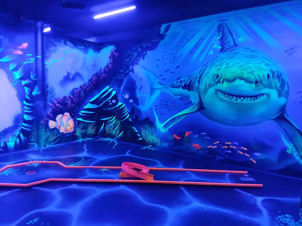 Moonlight minigolf duisburg riesiger hai