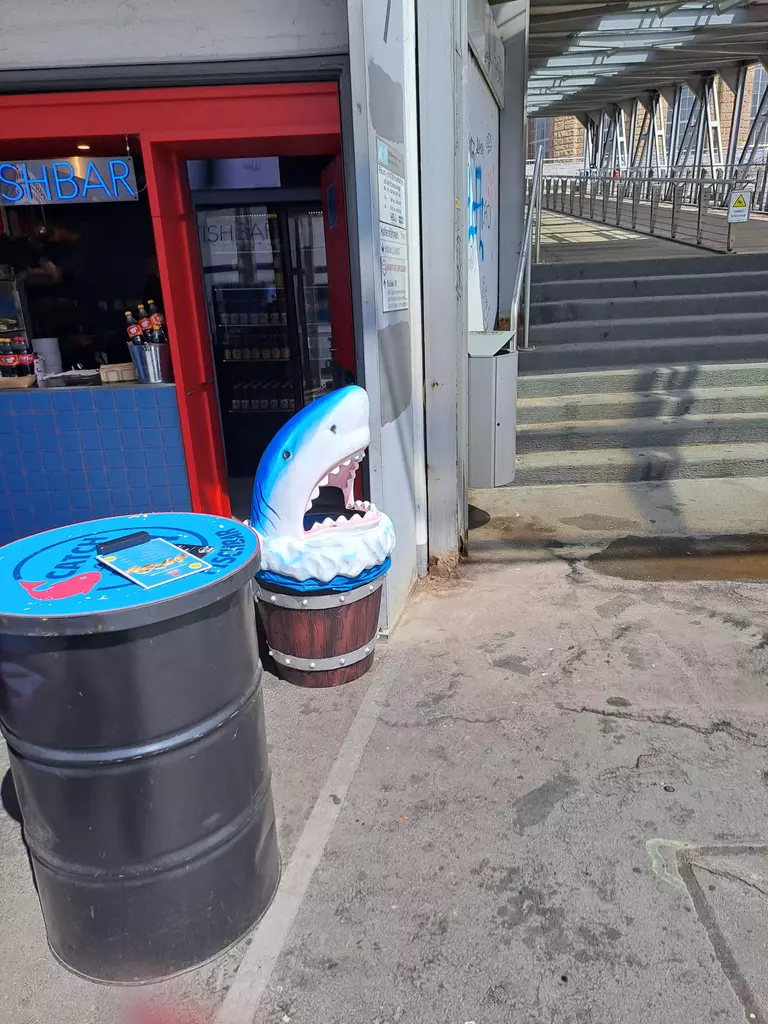 Landungsbrücken Hamburg Sharky 1