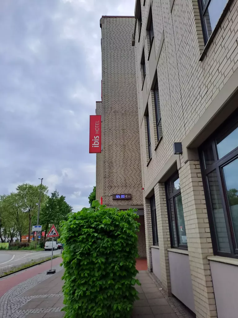Ibis Hotel Bremen City - Erfahrungsbericht & Bewertung - Diesmal im Sommer 3 Ibis Hotel Bremen Aussenansicht