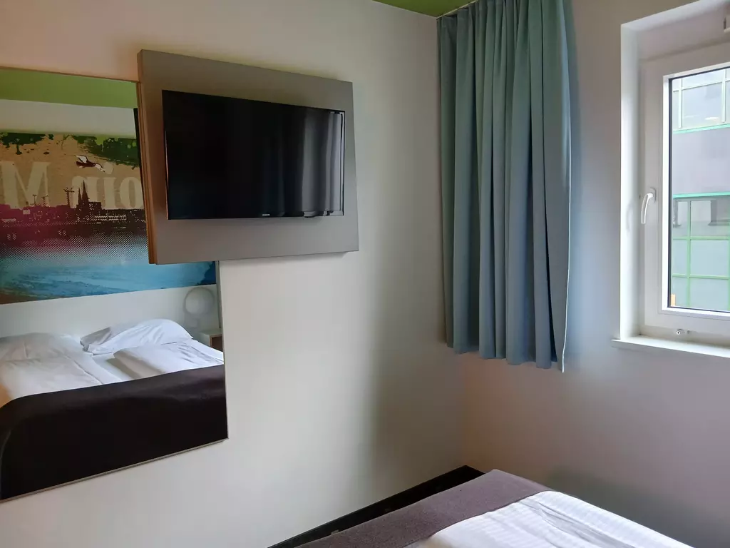 B&B Hotel Hamburg Wandsbek Zimmer Fernseher