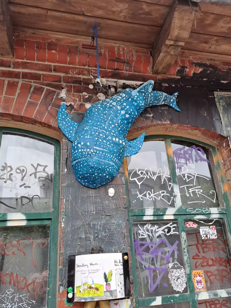 Hamburg - Wir kommen - Tag 1 – Nachtzug von Duisburg nach Hamburg 10 hamburg-caroviertel-hai