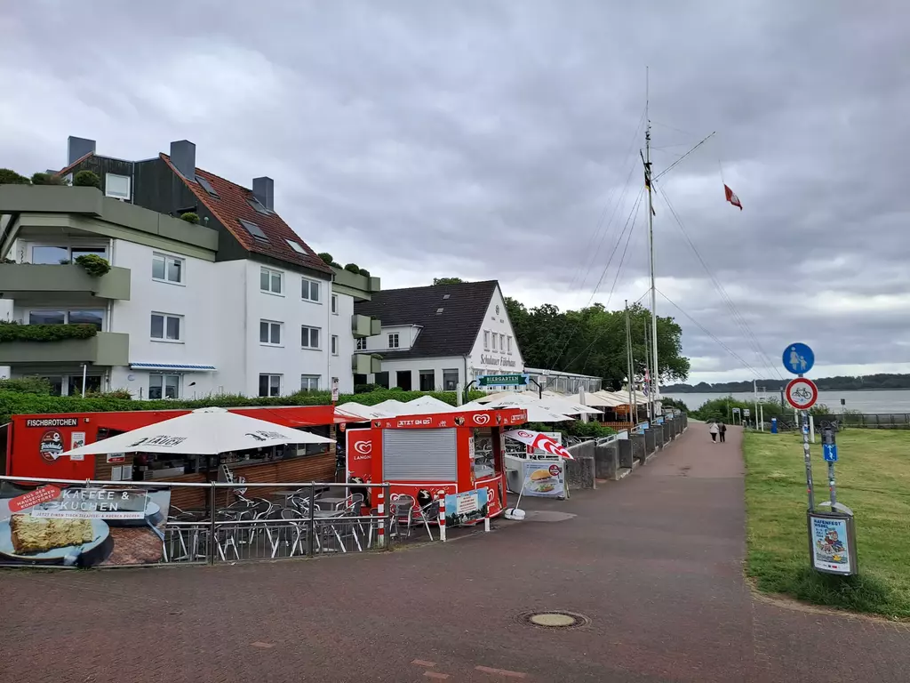 Hamburg Tag 2: Mit der Fähre & zu Fuß entlang der Elbe und der Besuch im Treppenviertel 13 strandbad wedel willkomm hoeft