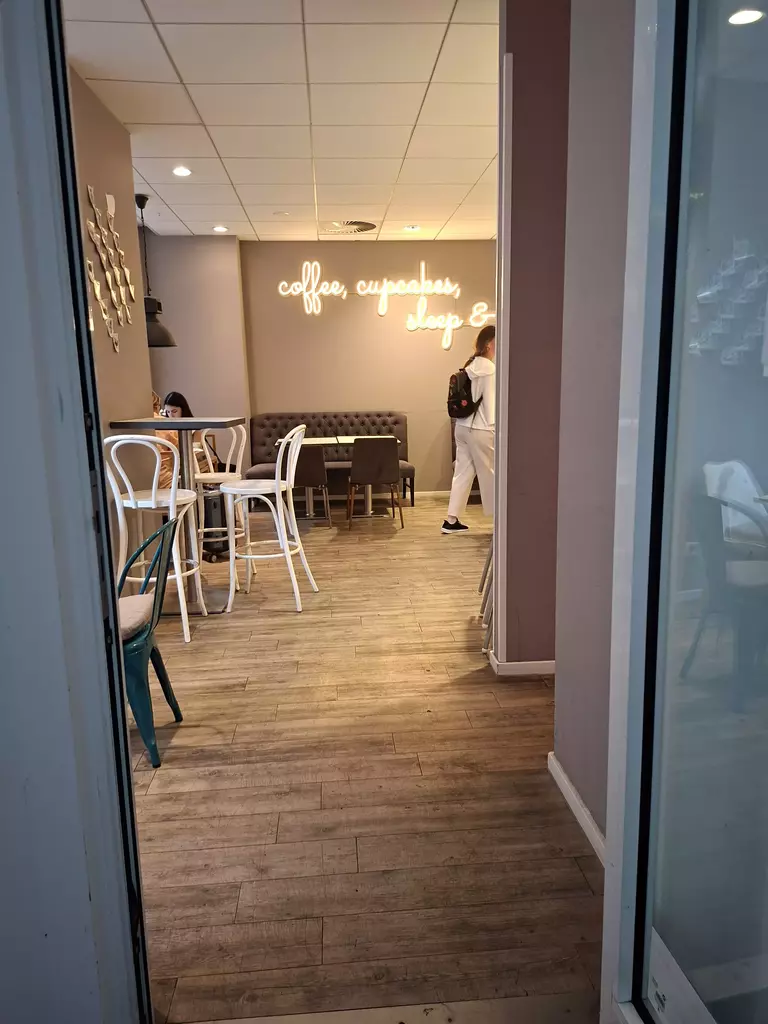 Henris Düsseldorf: Kaffee, Kuchen und ein kleines Loch im Portemonnaie 1 Henris Düsseldorf Eingang