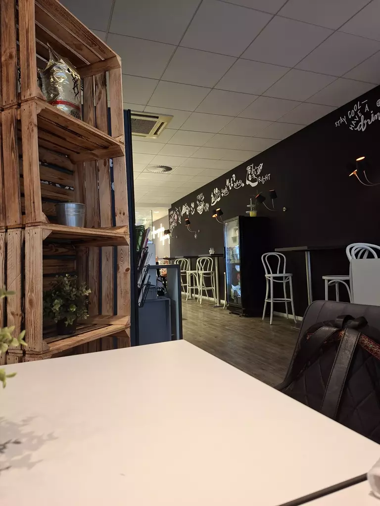 Henris Düsseldorf: Kaffee, Kuchen und ein kleines Loch im Portemonnaie 6 Henris Düsseldorf Interieur