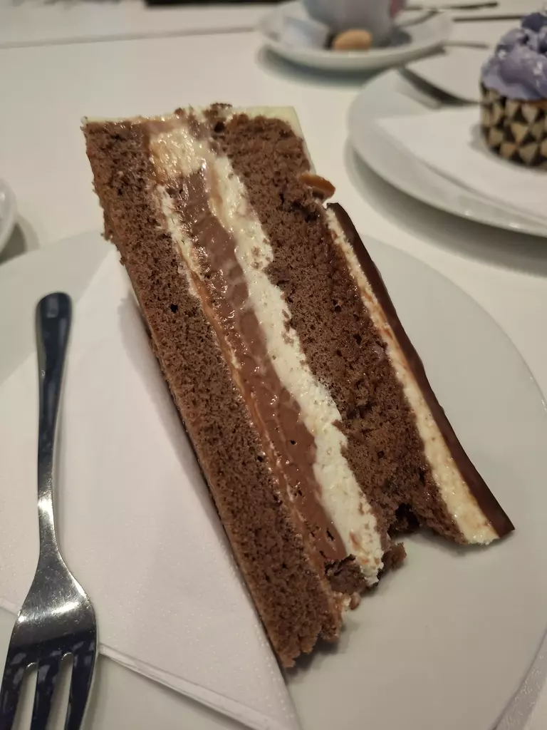 Henris Düsseldorf: Kaffee, Kuchen und ein kleines Loch im Portemonnaie 4 Henris Düsseldorf Schokotorte