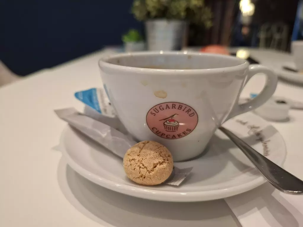 Henris Düsseldorf: Kaffee, Kuchen und ein kleines Loch im Portemonnaie 7 Henris Düsseldorf Kaffeetasse