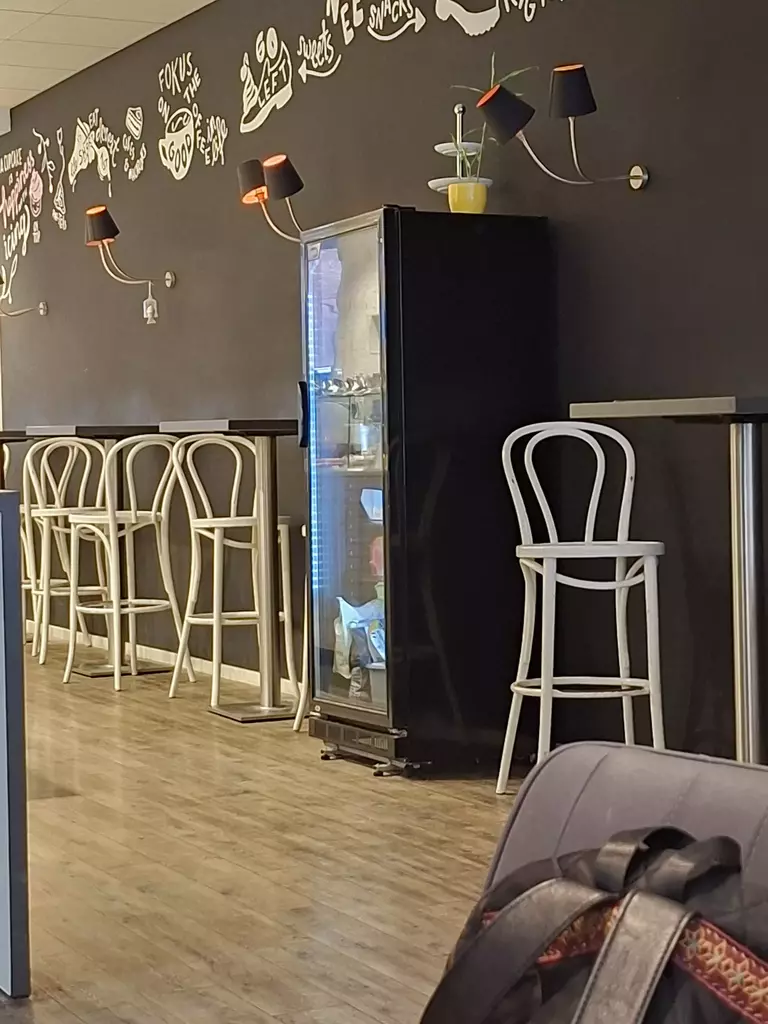 Henris Düsseldorf: Kaffee, Kuchen und ein kleines Loch im Portemonnaie 5 Henris Düsseldorf Kühlschrank