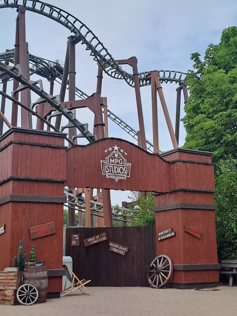 Movie Park Germany (2026) in Bottrop Kirchhellen! Groupon Deal 18 Movie Park Germany Iron Claw Eingang