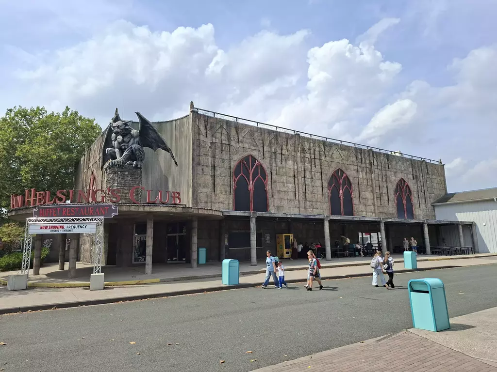 Movie Park Germany (2026) in Bottrop Kirchhellen! Groupon Deal 19 Movie Park Germany Van Helsings Factory