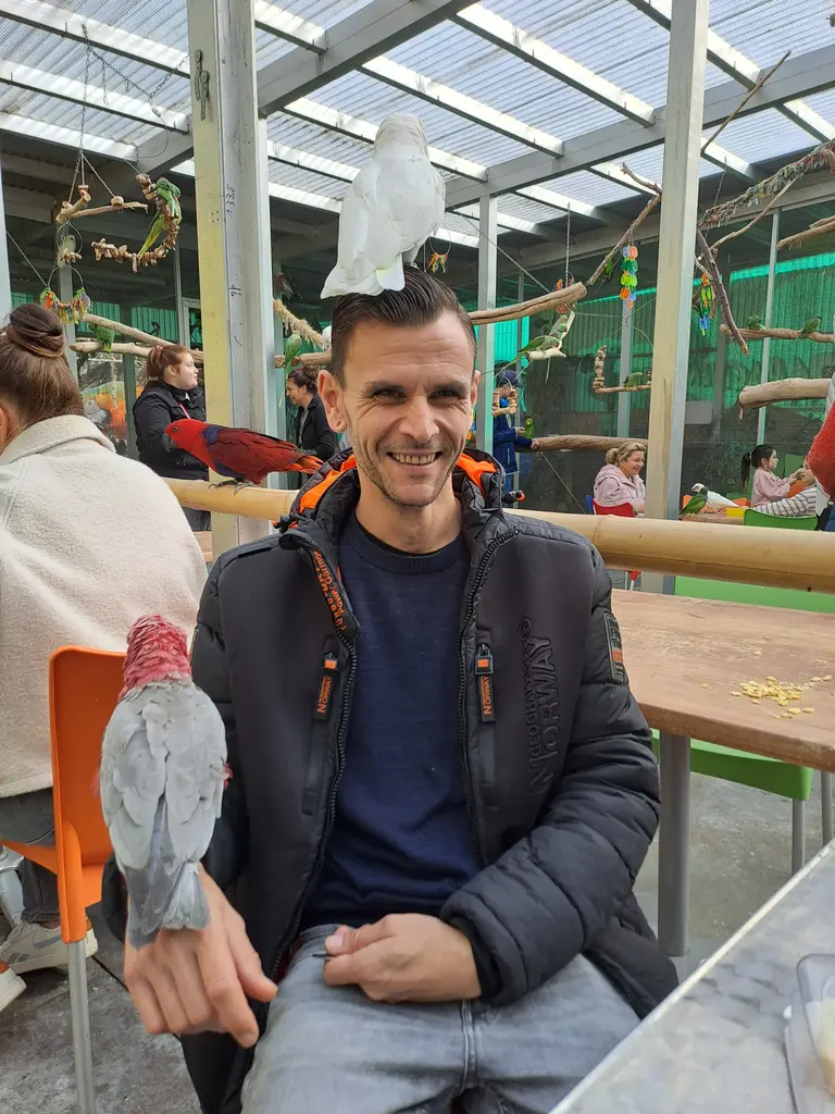 Papageienpark Bochum Erfahrung / Bewertung: Zwischen Kakadus, Aras und Kuchen 15 Papageienpark Bochum Cafe mit Vögeln